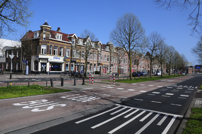 900180 Gezicht op de huizen Vleutenseweg 167 (links) -lager te Utrecht, met links de ingang van de Douwes Dekkerstraat.